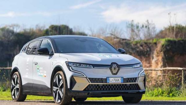 Френското Renault Megane E-Tech измина 295 км вместо обявените 450 км, което е разлика от 31% със заявеното от компанията. Батерията е с капацитет 77 кВт/ч. Консумацията е 17,7 кВт/ч на 100 km.